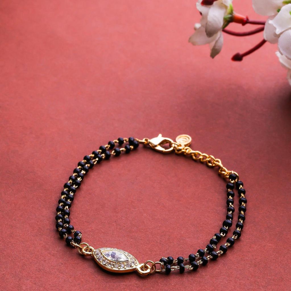 Estele Evil Eye vergoldetes Armband mit schwarzen Perlen, österreichischen Kristallen und Kundan für Damen