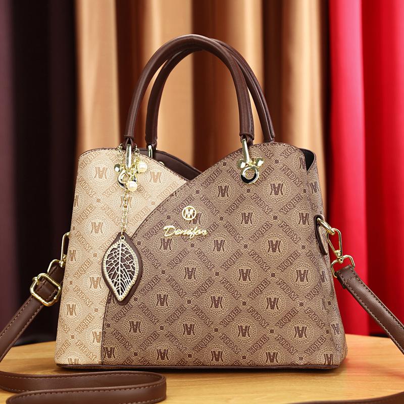 2025 new popular fashion large capacity middle-aged women's bag mother portable shoulder messenger bag