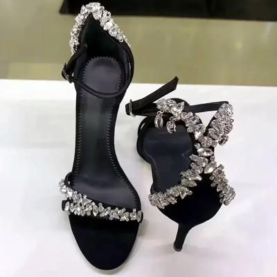 Sandálias de Design Luxuoso da Moda para Mulheres com Decoração de Correntes de Cristal Salto Alto Sapato para Festa Vestido Mulher Tira no Tornozelo Preta Sandálias Femininas Salto Alto para Baile