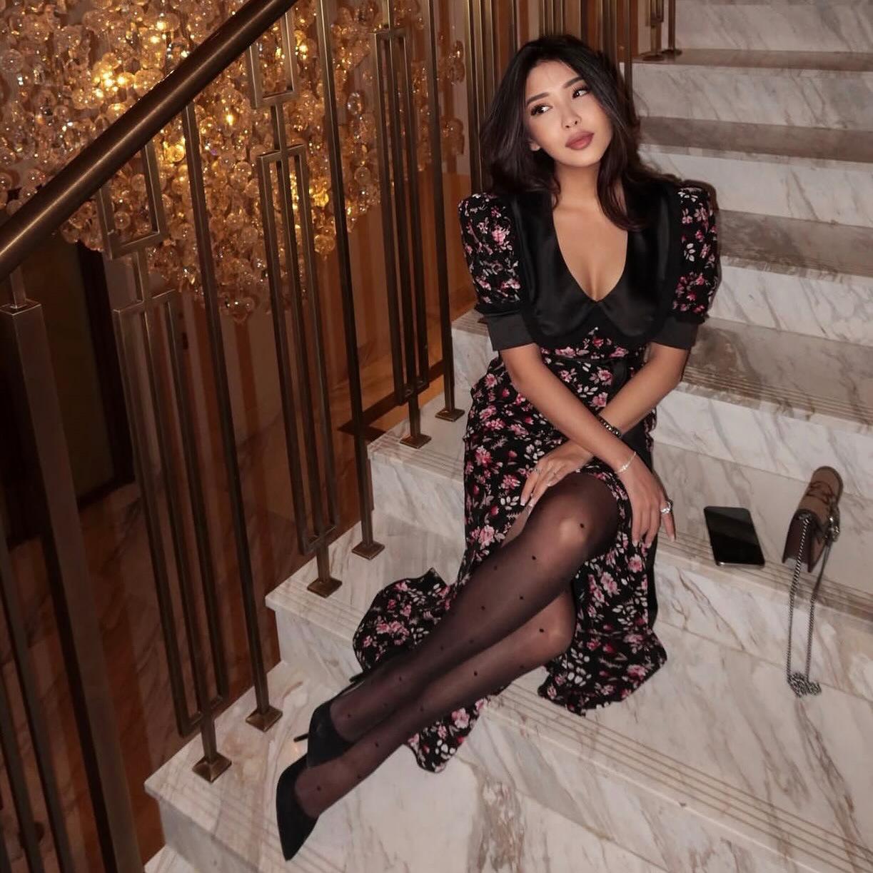 

Модное женское платье приталенного силуэта с принтом, летнее платье до щиколотки с лацканами и короткими рукавами, элегантное платье с разрезом и высокой талией M чёрный