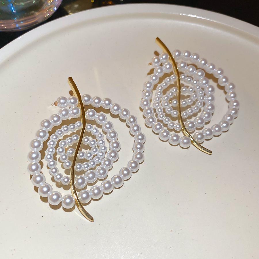 Silver Needle Baroque Pearl Hollow Stud Earrings - Retro, High-End Niche Design for Women.