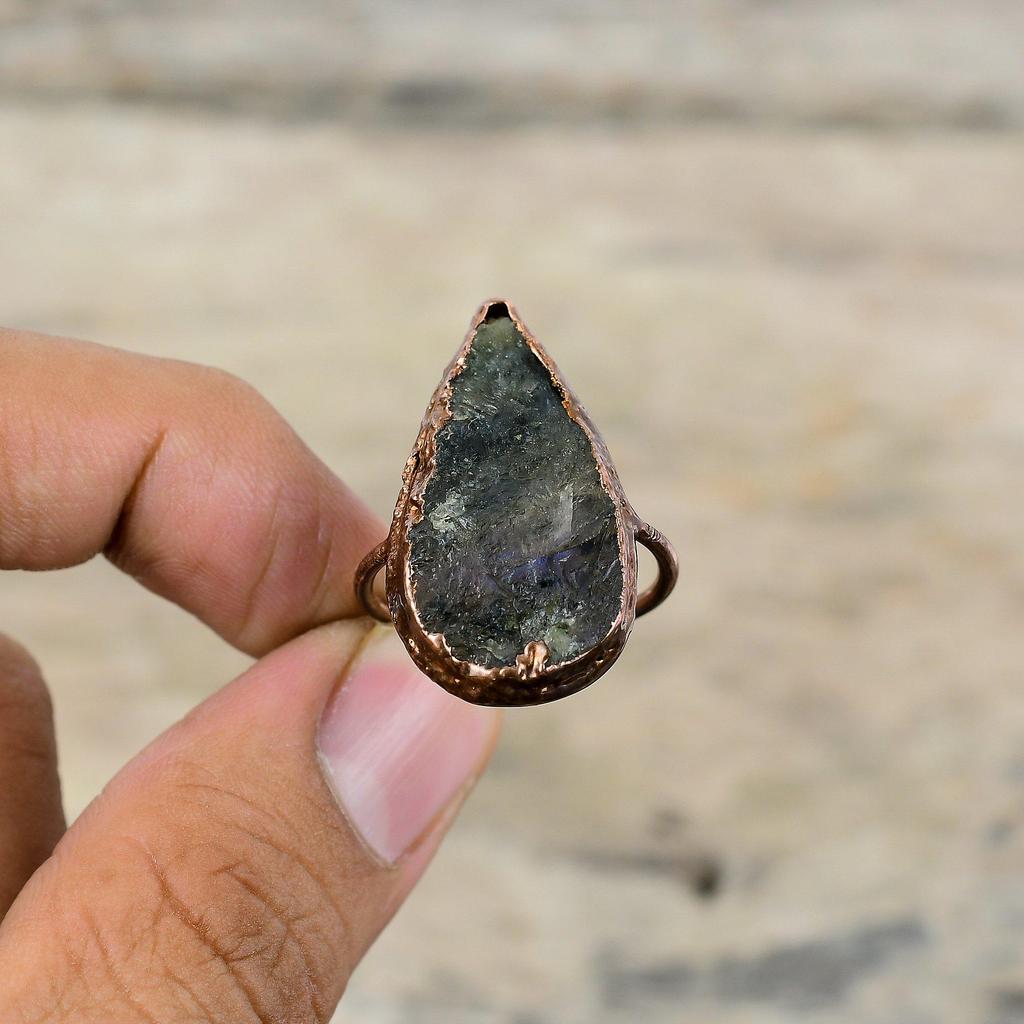 Bague en labradorite brute Bague en cuivre électroformé Bague réglable Bijoux faits à la main Bague en pierre précieuse délicate Bijoux en cuivre électroformé pour cadeau