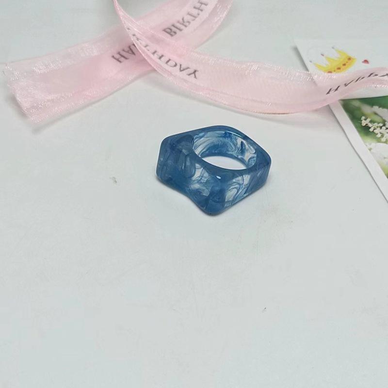 Sada prstenů z pryskyřice a acetátu v mixu barev, kulatý a čtvercový, pro ženy