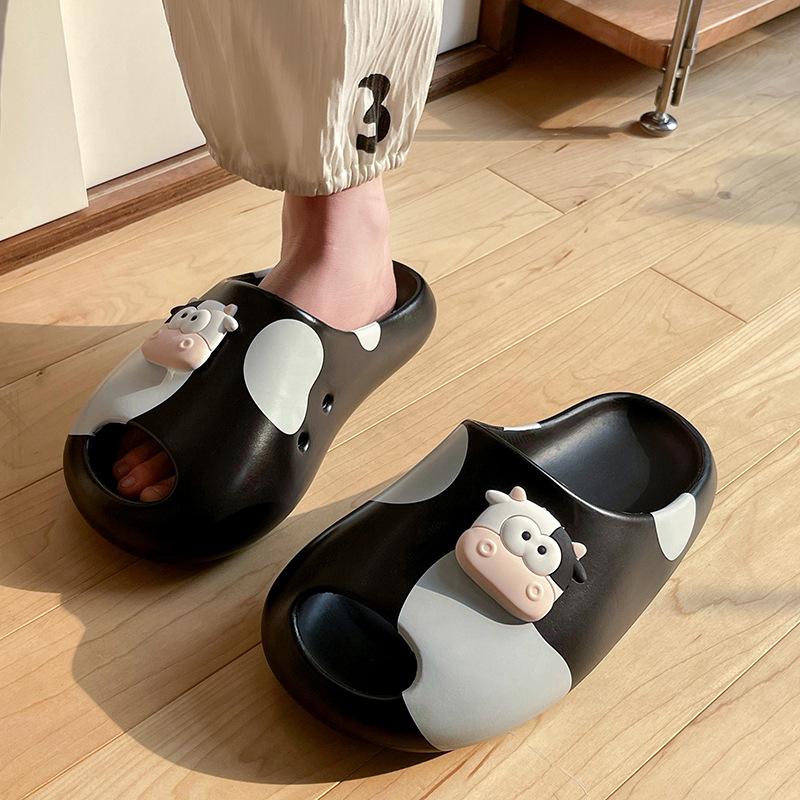 

Модные тапочки женские милые мультяшные корова домашние тапочки на платформе для помещений летние с толстой подошвой противоскользящие для душа женские домашние туфли 40-41 чёрный