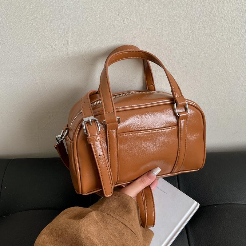 

Korean version of retro high-end shoulder bag women s 2025 winter new commuter versatile Boston bag casual messenger bag коричневый