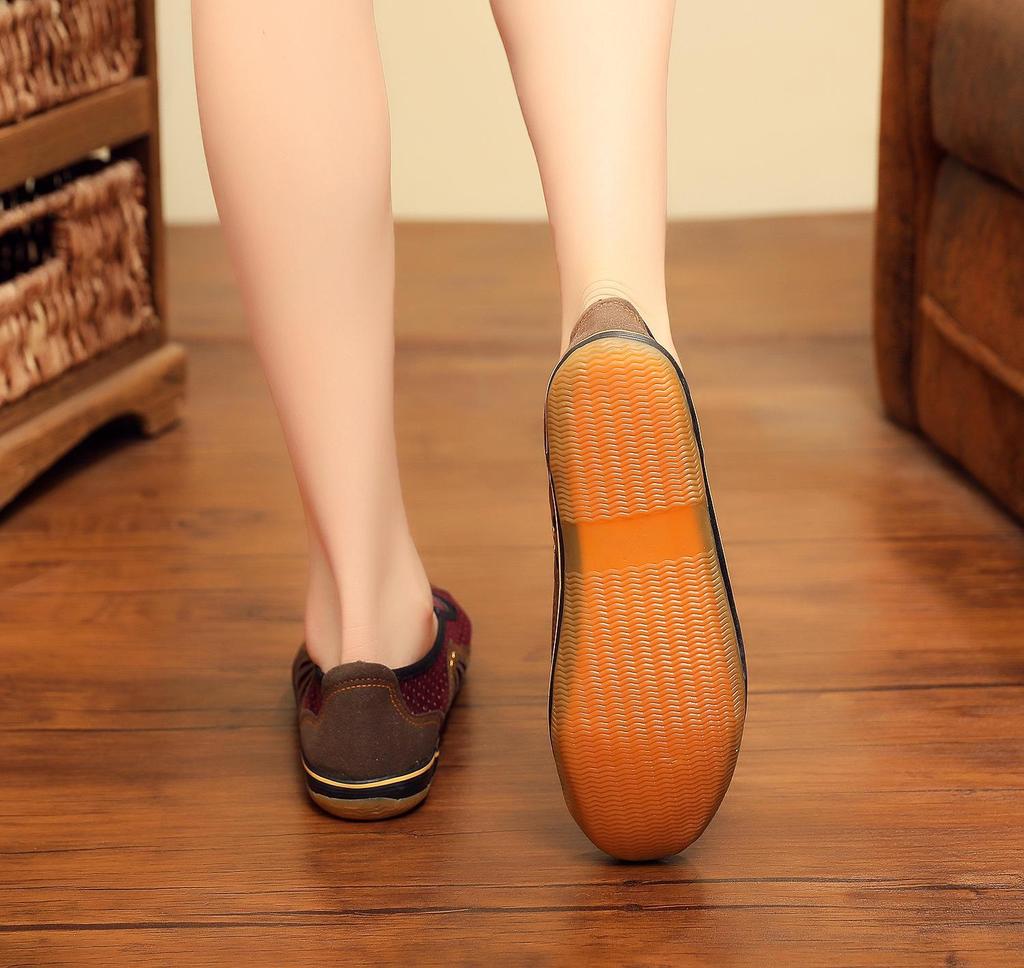 Women's Old Beijing Cloth Shoes: Durable, Non-Slip Cowhide Sole for Middle-Aged and Elderly.