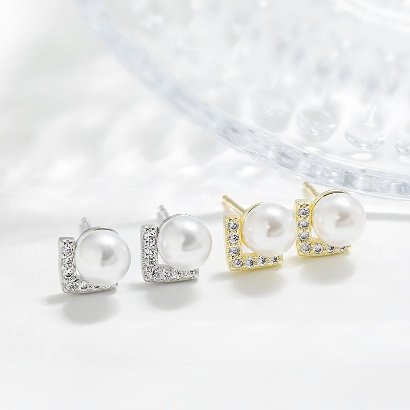 Autumn And Winter English V-Shaped Pearl Stud Earrings Diamond-Set Triangle Mini Retro Compact Fragrant Freshwater Pearl Stud Earrings
