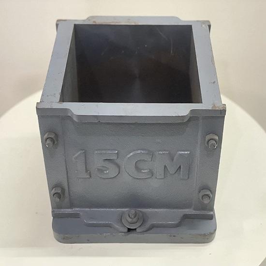 UTC Concrete Cast Iron Cube Mould Non ISI Perfect Casting Oiled Surface for Long Life Heavily Packed for Complete Safety In Transportation
