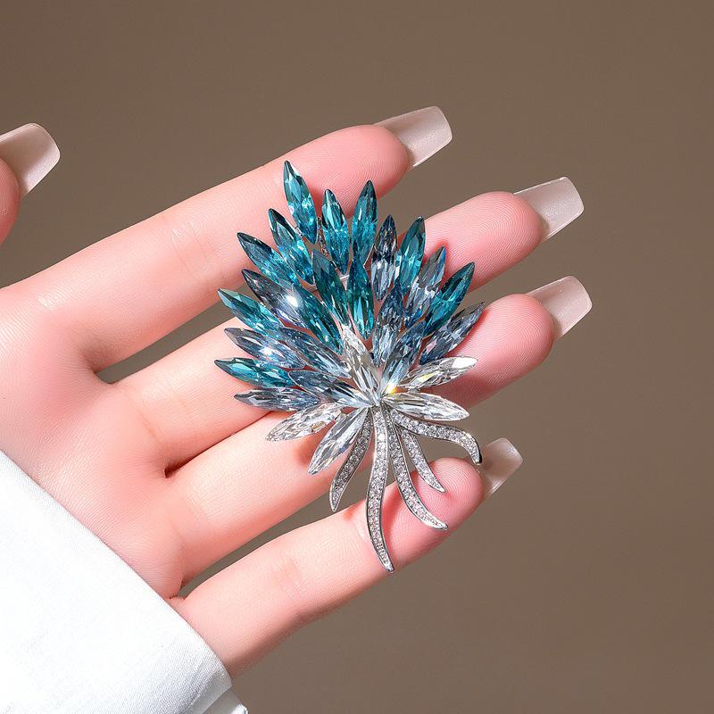 

Модная брошь-бабочка 2025 года: Элегантная булавка в виде цветка и животного для костюмов и пиджаков