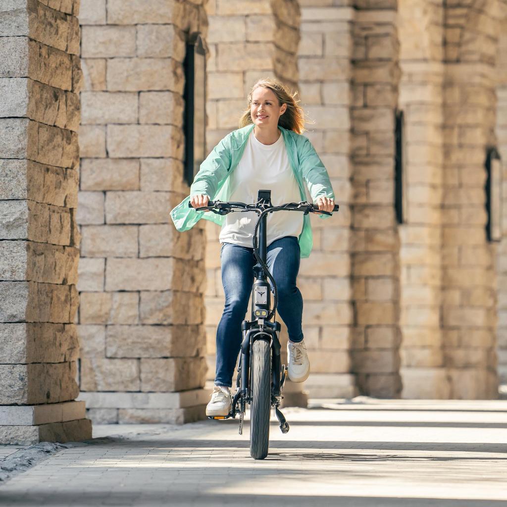 Engwe L20 3.0 boost E-bike: 250W nábojový motor, 648Wh baterie pro 135km cesty, spárovaný se 7rychlostním Shimano a plným odpružením