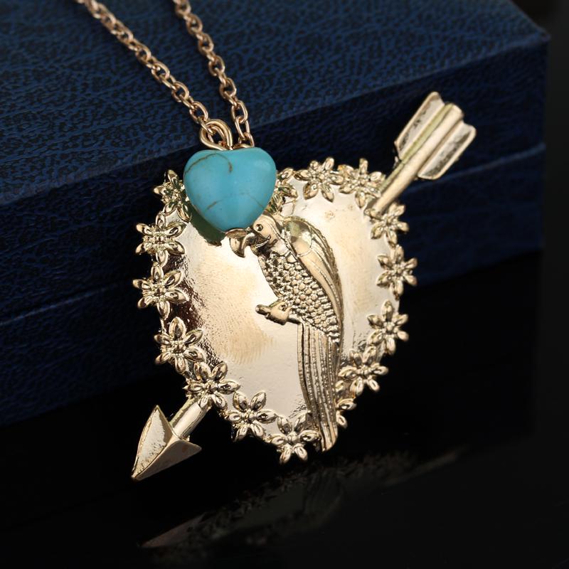 A two-way parrot pendant necklace, suitable for everyday wear.