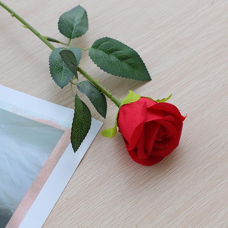 Luxury Silk Rose Arrangement for Valentine's Day - Elegant Artificial Flowers for Living Room Decor.