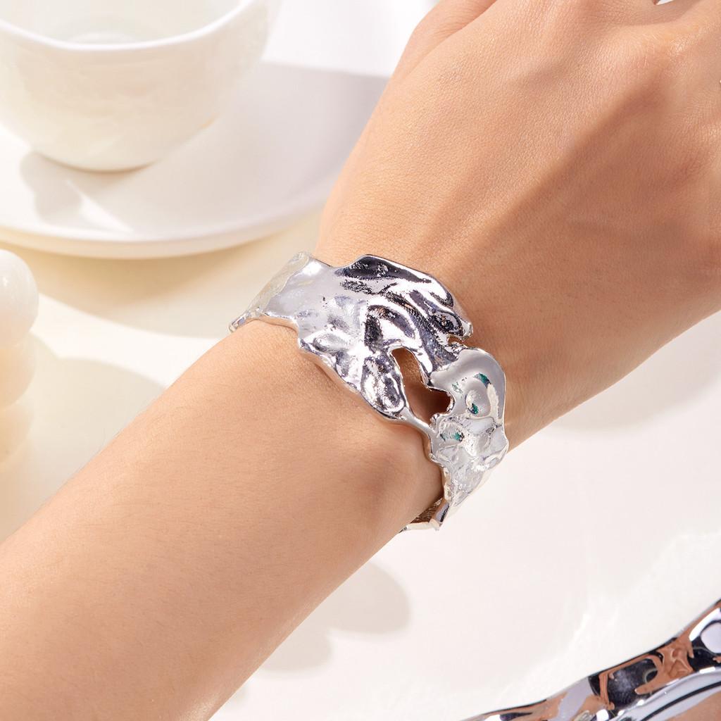 Geometric Metallic Choker Necklace For Women With Liquid Fold Design For Fashion Casual Wear