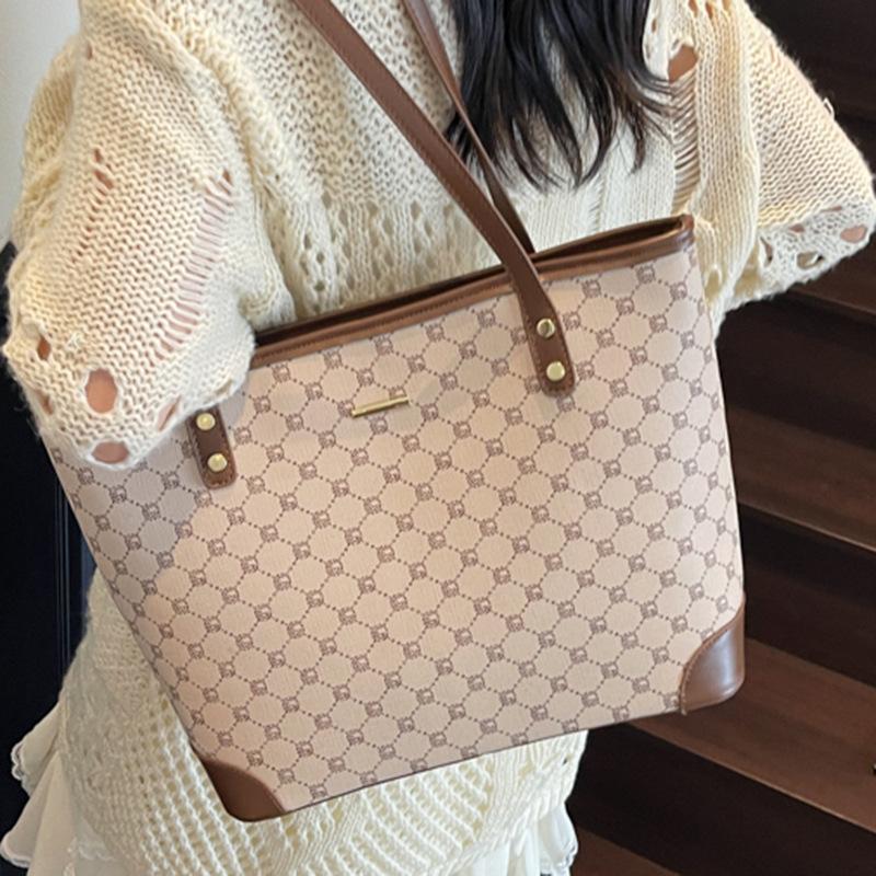 Casual High-value Tote Bag Women's New Hand-carried Commuter Bag Fashionable Going Out Large-capacity Shoulder Bag