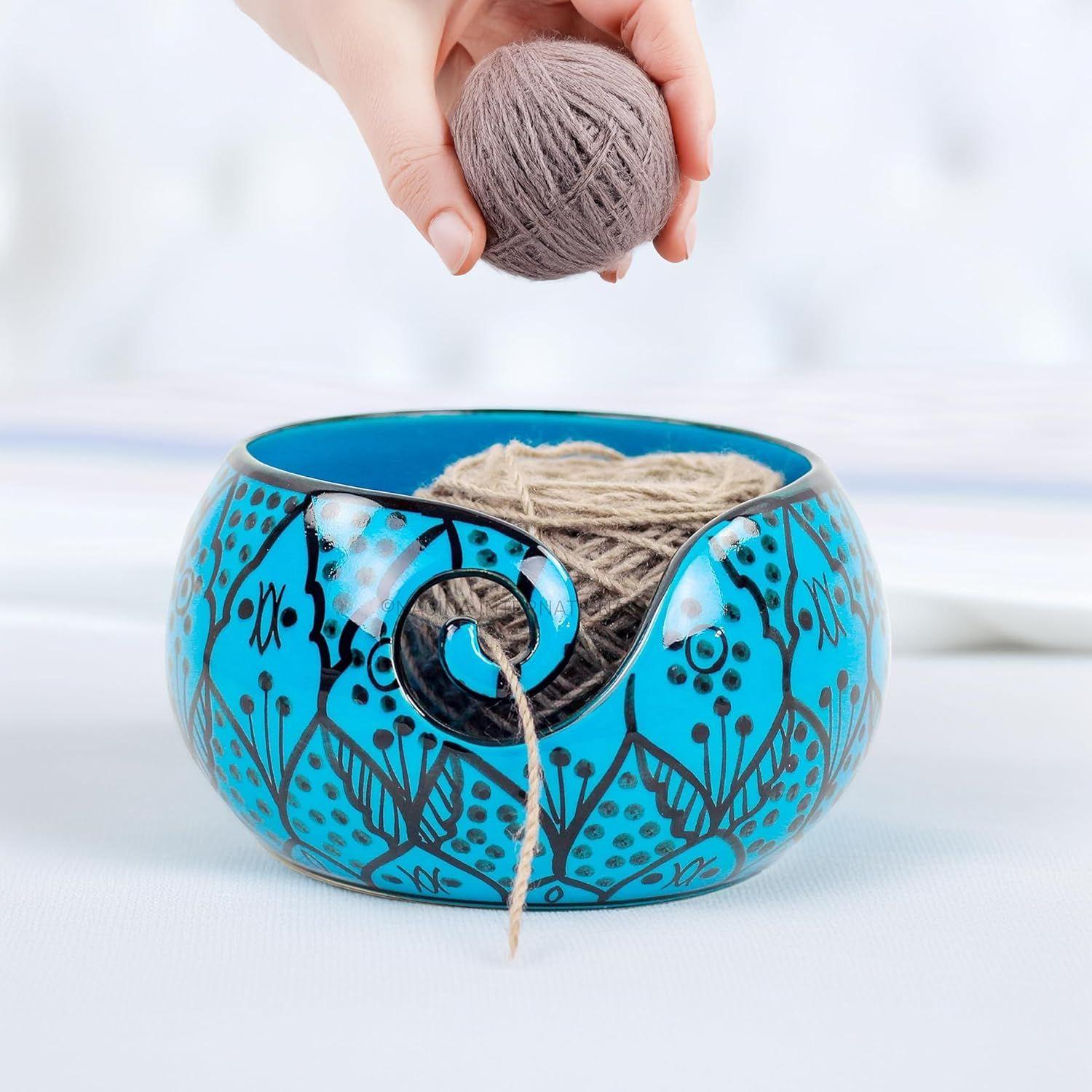 

Керамическая привлекательно расписанная вручную великолепная каменная чаша для хранения клубка пряжи с инновационным дозирующим завитком (Греческий синий, средний)