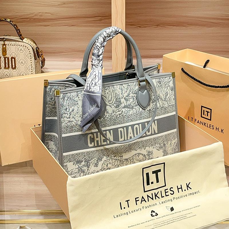 Trendy Embroidered Handheld Tote Bag for Women's New Autumn/Winter Large Capacity High End Feeling Morning Commuter Bag