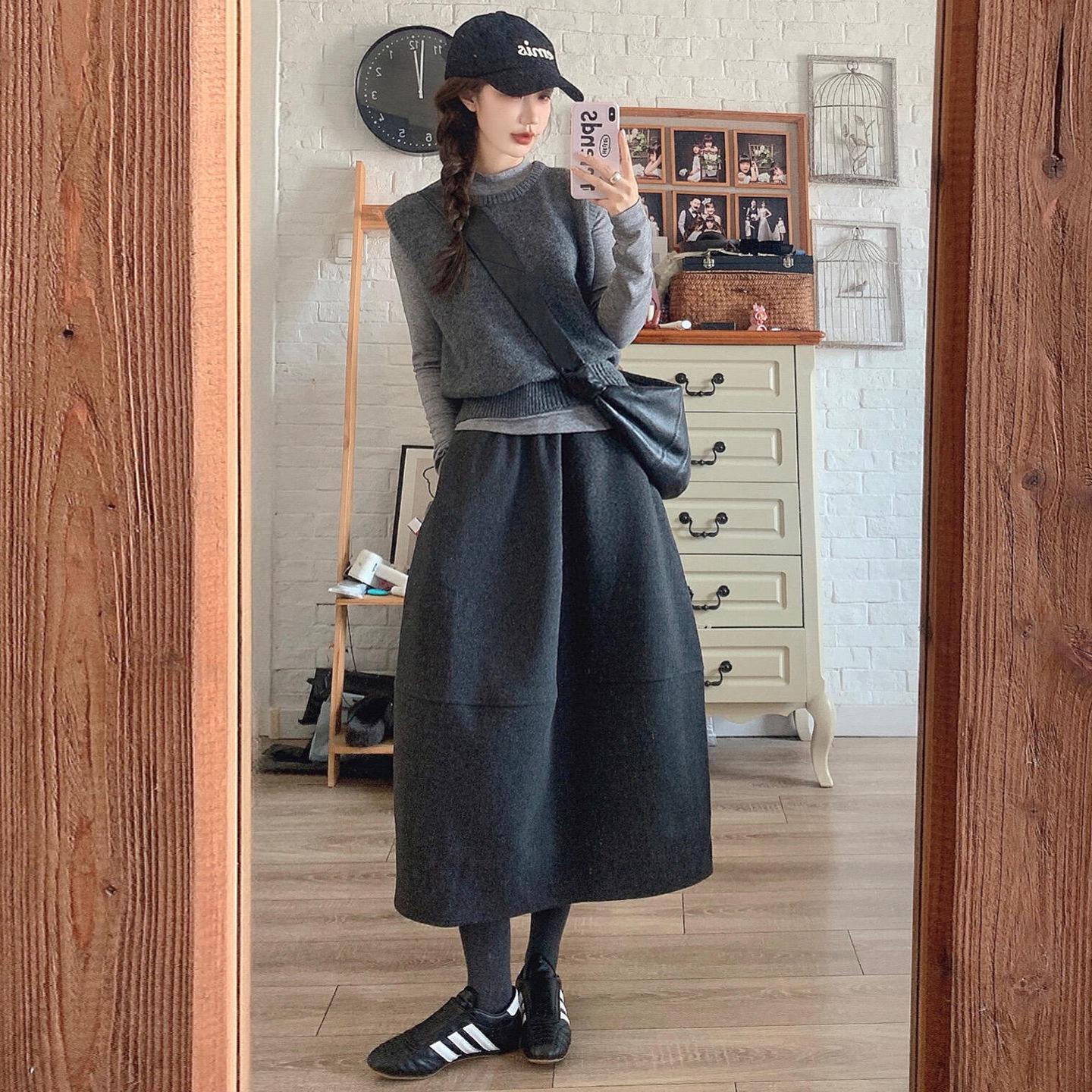 

Gray Wool Blend High Waist A-line Skirt for Women - Autumn/Winter 2025 Collection, Slimming Petite Plus with Velvet Detail. Medium