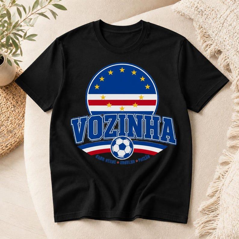 2026 Vozinha Ritratto Bianco e Nero Collage Riempire Lettera Vintage Cotone Lavato Vintage T-shirt Vozinha Capo Verde Cerchio Stella Bandiera Striscione Calcio T-shirt