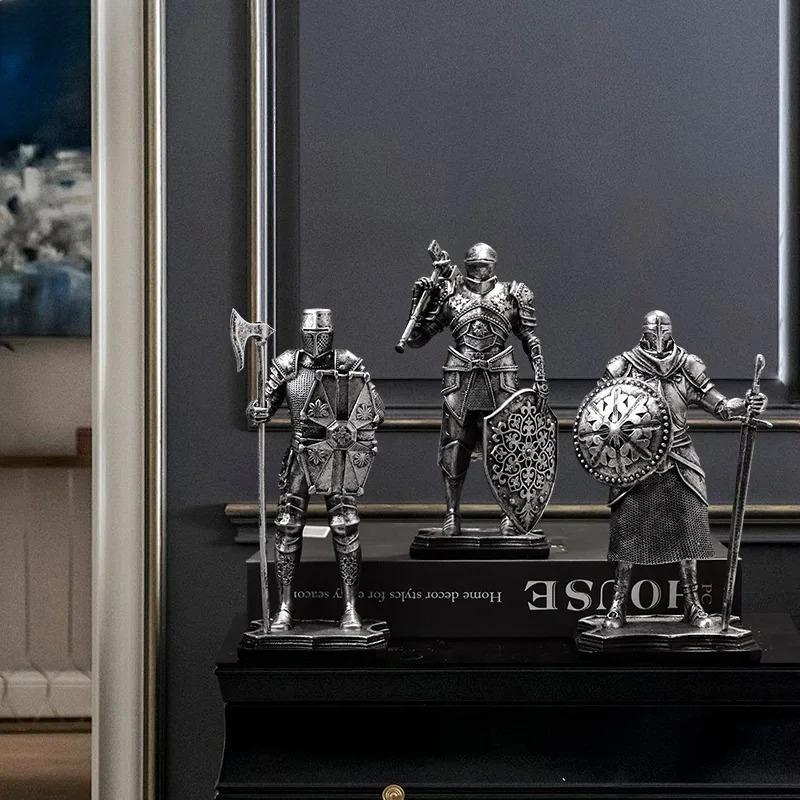 Statua Figure Creative dell'Ordine dei Cavalieri Decorazione da Scrivania Personaggi Cavalieri Pesantemente Corazzati Scultura in Resina Decorazione Estetica per la Stanza