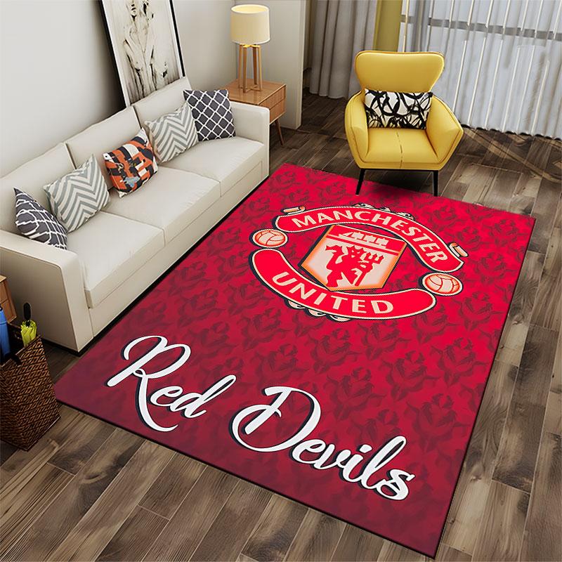 Dywanik z logo Manchester United odpowiedni jako mata antypoślizgowa do salonu lub sypialni przy sofie