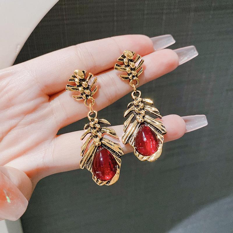 Retro High-end Earrings Women's Ancient Style Niche Light Luxury Atmosphere Court Style Long Stud Earrings Personalized Earrings