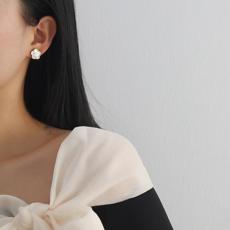 White Shell Small Flower Earrings for Women's Trendy Personality Simple Design Earrings