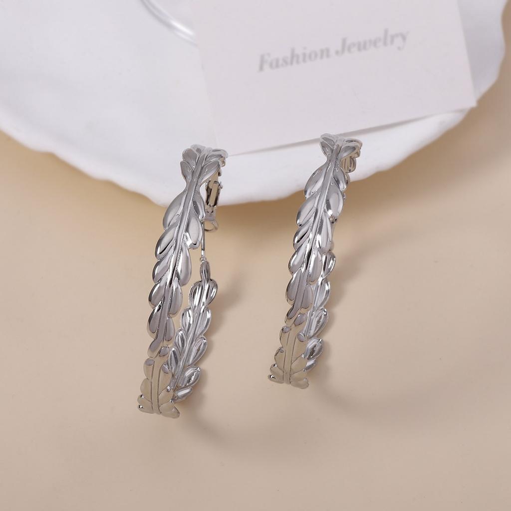 Exaggerated golden wheat ears, high geometric hollowed-out round ear buckles, retro and cold style women's earrings