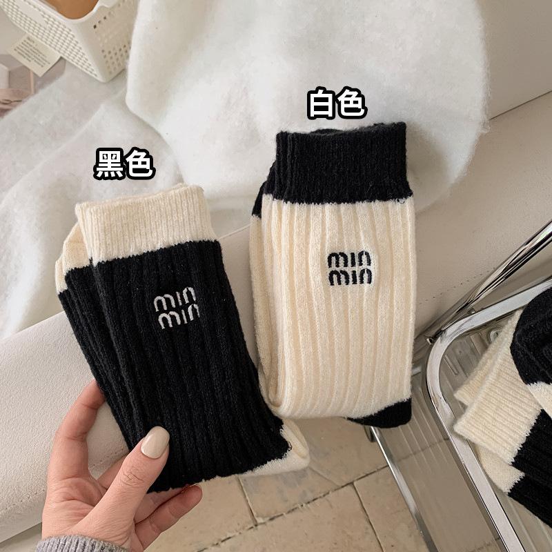 

Wool Socks, Letter Embroidery Mid-Tube Socks, Trendy Internet Celebrities, Thickened Warm Piles, Socks, Winter Confinement Socks One size fits all чорний