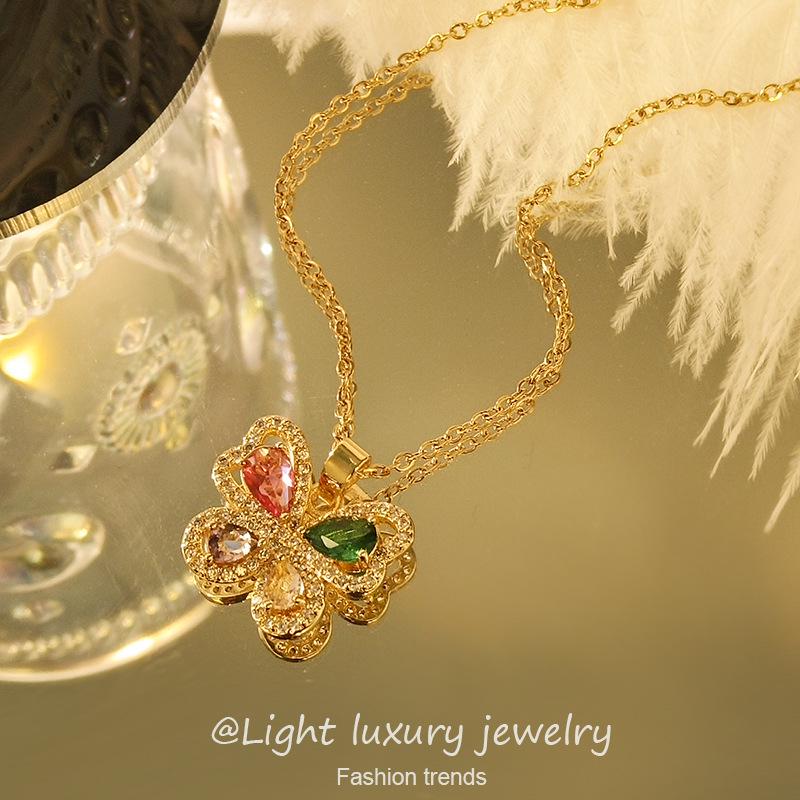 Collana con Ciondolo Farfalla Smeraldo: Catena Clavicola in Acciaio di Titanio di Lusso per Donne