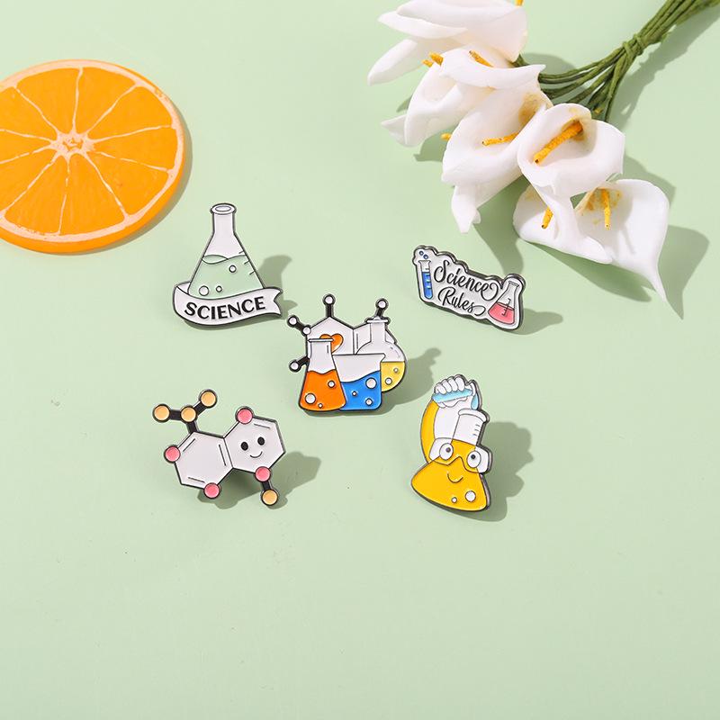 Experimental Tools Brooch: Metal Flask & Beaker Lapel Pin - Unique Badge Ornament for Bags