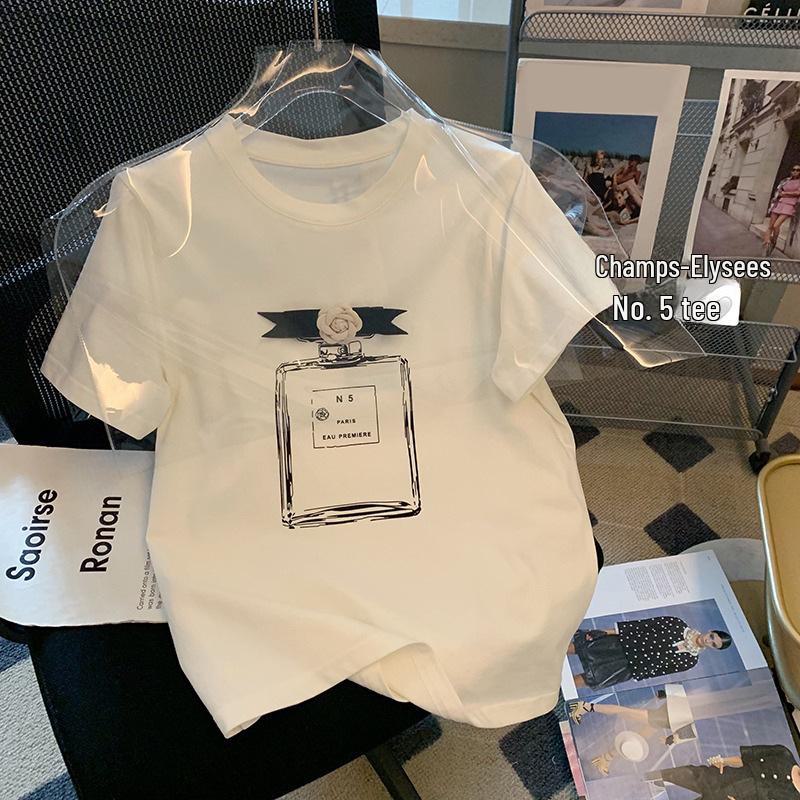 

Женская футболка из чистого хлопка белого цвета с коротким рукавом и принтом флакона духов - коллекция Лето 2024, свободный крой средней длины M белый