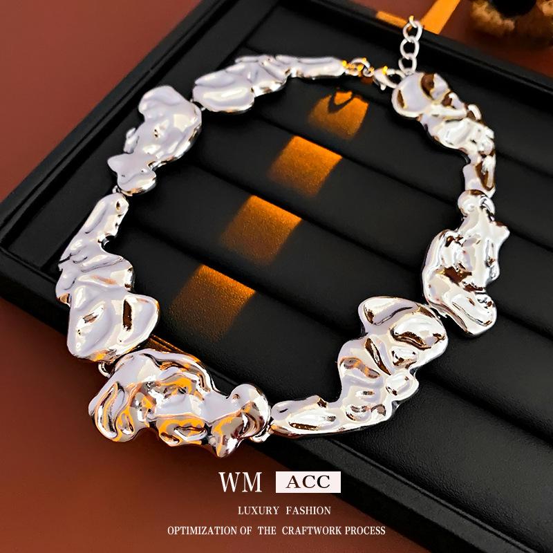 

Европейское и американское нерегулярное плиссированное металлическое ожерелье на ключицу - Холодный стиль с преувеличенным нишевым дизайном для женщин