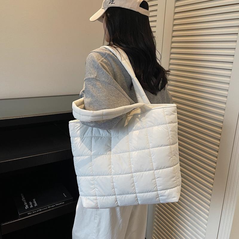 2025 New Fashion and Leisure Large-capacity Korean Version of Underarm Shoulder Bag Autumn and Winter Foreign Style Simple and Lightweight Handbag