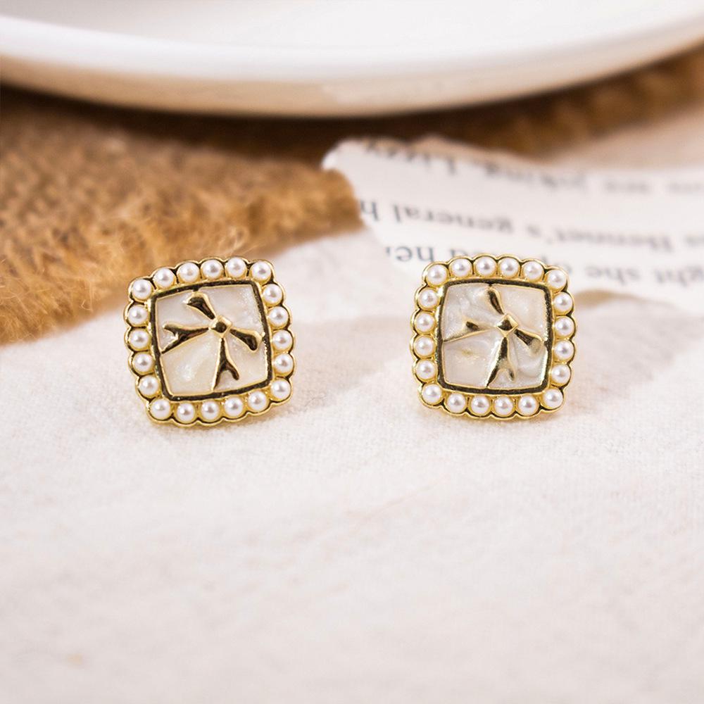 Elegant Zircon Flower and Pearl Stud Earrings - High-End Niche Design