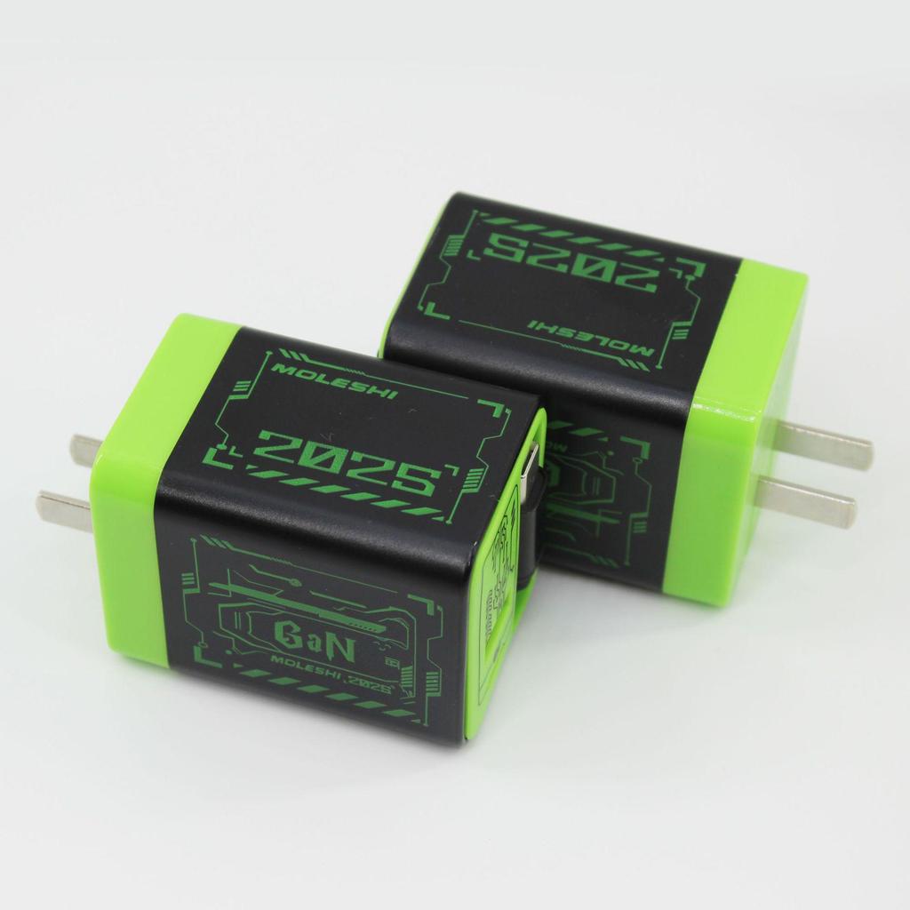 GaN Multi-Port Fast Charger with Retractable Cable for Apple & Huawei Devices.