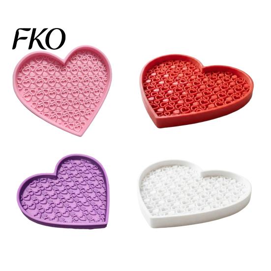 Dressing Table Accessory 3D Printed Makeup Brush Cleaning Mat, Heart-Shaped Scrubber Pad with Textured Zones, Beauty Tool Cleaner Portable