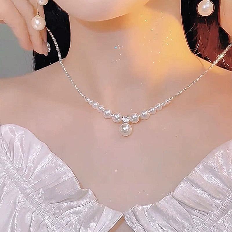 Pearl and Silver Pieces Pieced Together with Sparkling Diamonds - A Delicate Necklace for The Collarbone, A Charming Necklace for The Neck.