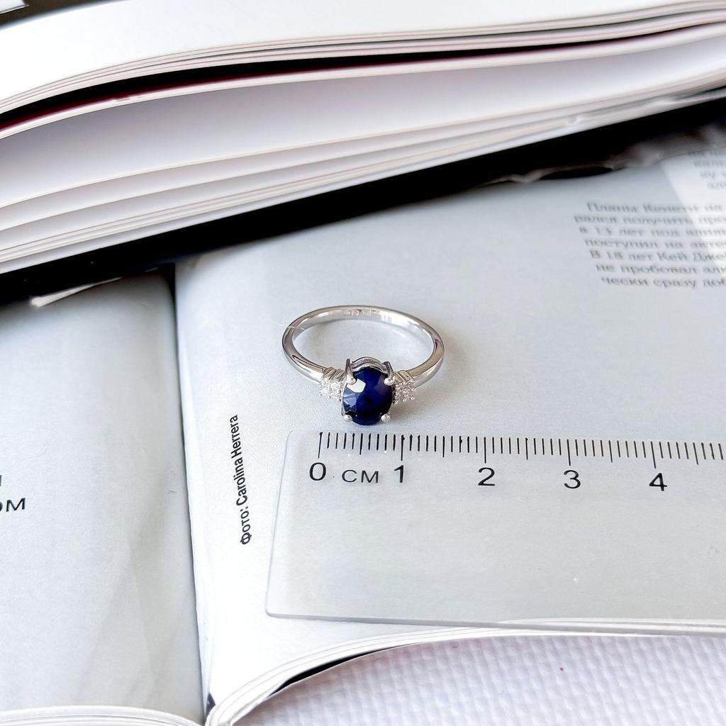 Серебряное кольцо с натуральным сапфиром 1.651ct, фианитами, вес изделия 2,36 гр (2162681)