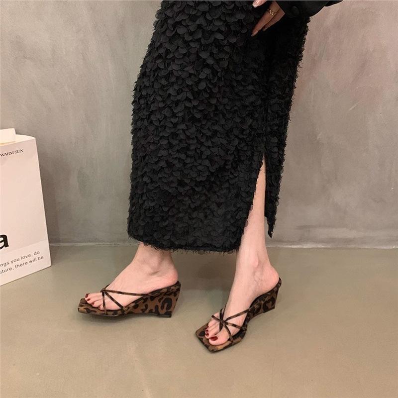Niche high-heeled leopard print cool slippers fashionable outer wear 2025 new summer French beautiful slope heel with skirt sandals