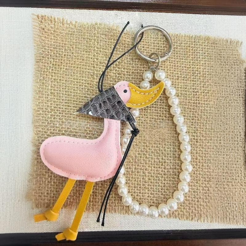 1Pcs Fashion Pu Leather Car Ornament Lucky Scarf Duck Charm Keychain With Pearl Diy Bag Pendant Cute Creative Duck Decoration