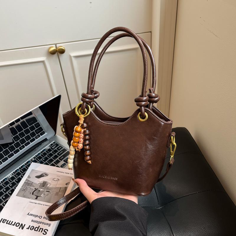 Korean Version of Retro Soft Leather Hand Bucket Bag 2025 New High-end Shoulder Messenger Bag Fashionable Commuter Bag Women