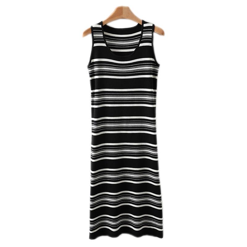 Gestricktes Sommerkleid mit Strumpfhaltern im französischen Stil mit U-Ausschnitt: Lockerer, gestreifter, langer Rock