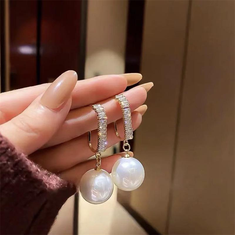 2023 Trendy French Pearl Earrings: High-End Autumn/Winter Luxury with Unique Design and Timeless Elegance b1742