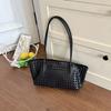 Single-shoulder Bag: Fashionable, Simple, Elegant, Suitable for Casual Outings. Single-shoulder Bag