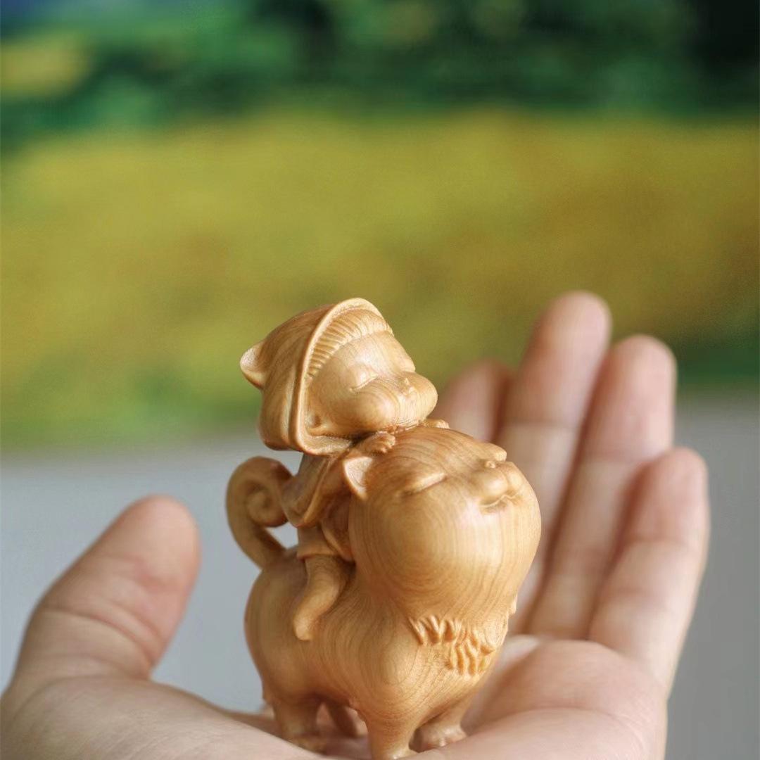 

Різьба по скельному кипарису Маленький кіт на спині Ангел Дівчинка Орнамент Домашній декор Креативні дерев яні вироби для офісного столу Подарунок на день народження