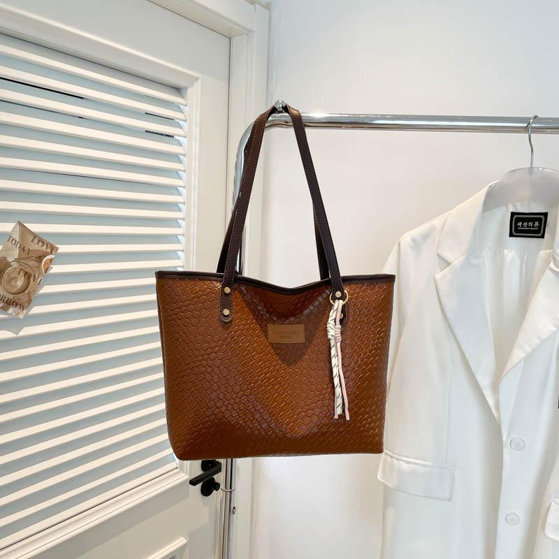 

Новый темпераментный модный дизайн сумка на одно плечо подмышку ретро однотонная простая высокая текстура повседневная универсальная no pendant коричневый