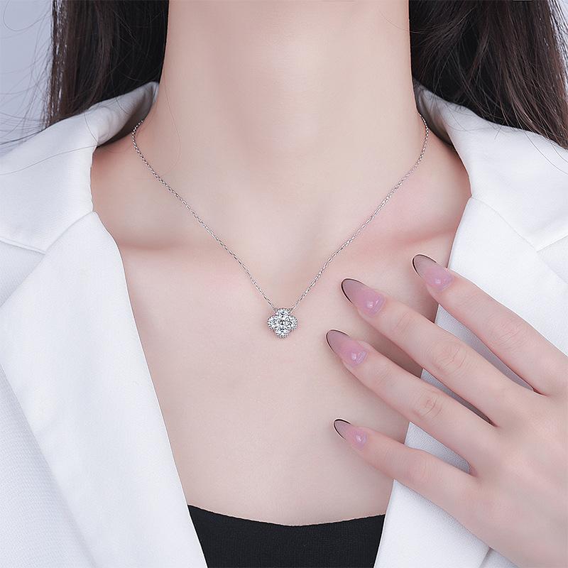 Lnkry 3mm 0.1ct Moissanite Necklace Certified 925 Silver Lucky Clover Flower Pendant Necklace For Women Jewely