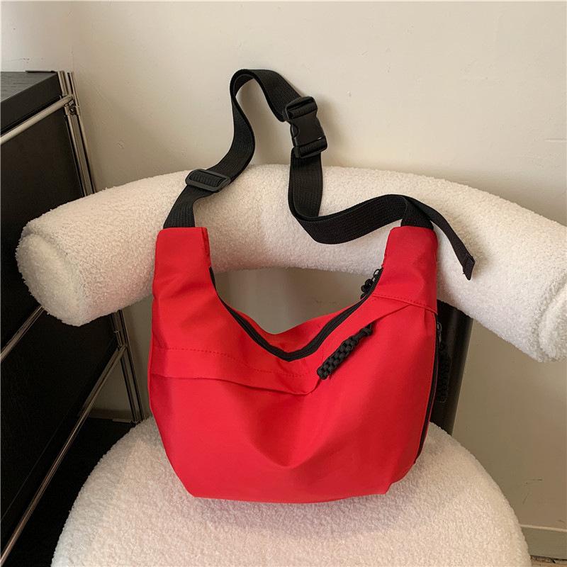 Literarische Nylon-Knödel-Tasche große Kapazität neue Mode Pendler-Umhängetasche trendige einfarbige Schultertasche Damentasche