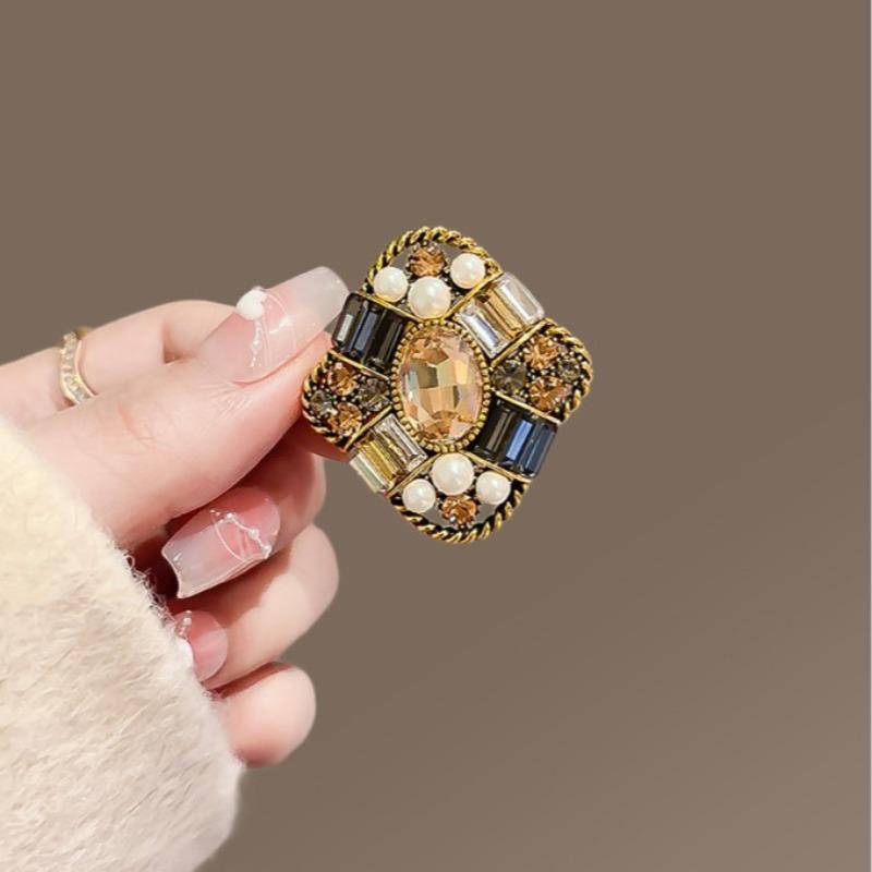 Vintage Pearl Rhinestone Brooch Temperament Metel Pins for Women Clothing Accessories Versatile Shiny Corsage Gift