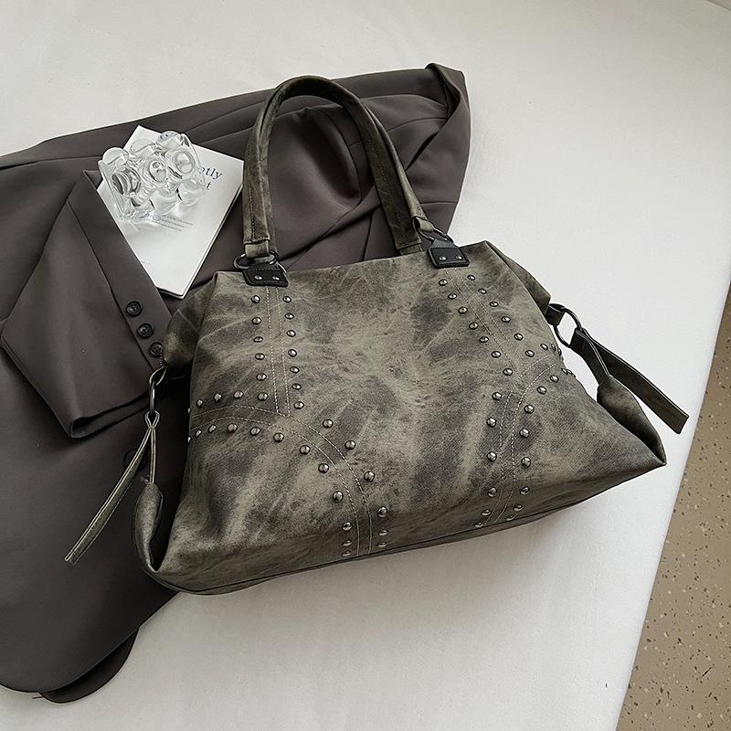 

2025 autumn new fashion rivet shoulder bag large capacity tote bag women s high value casual commuter armpit bag чорний